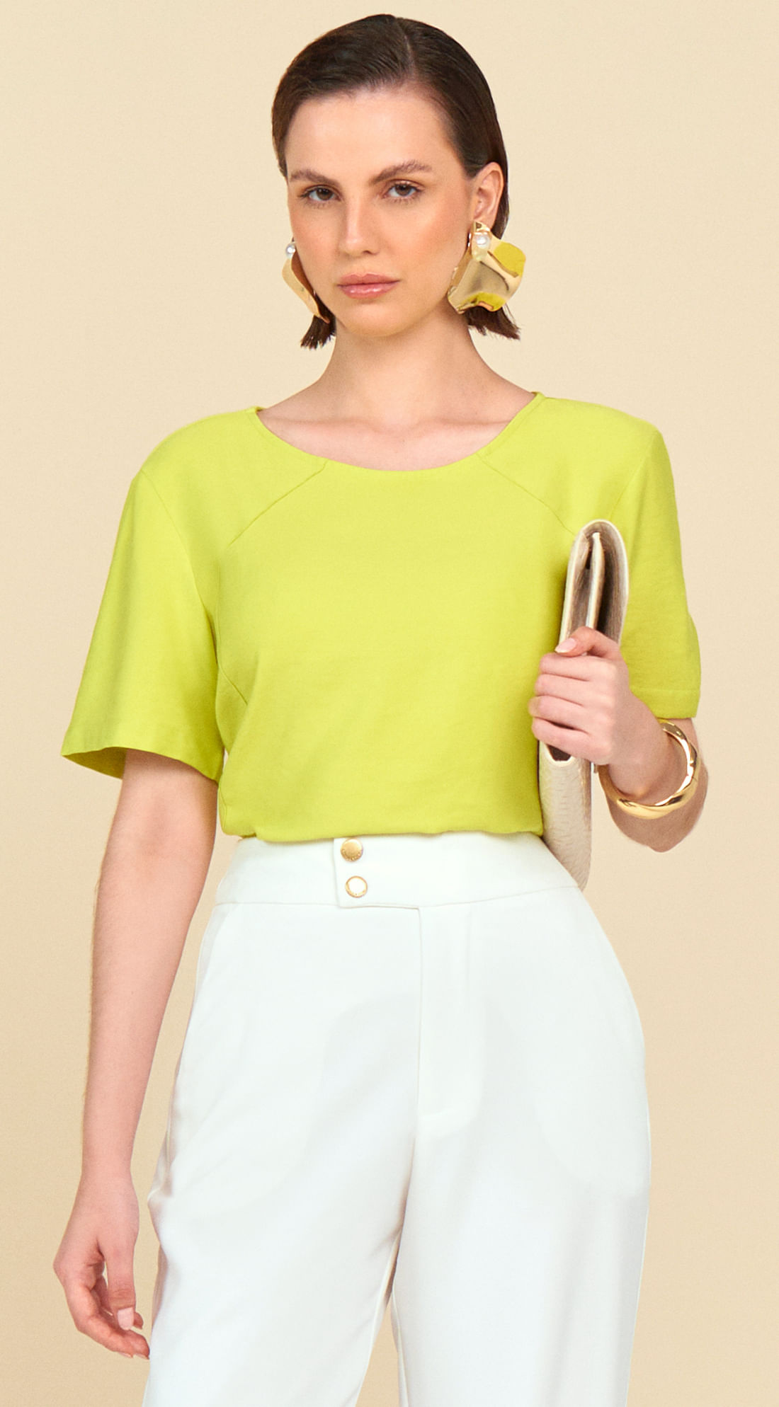 Blusa feminina manga curta com recorte no decote verde lima