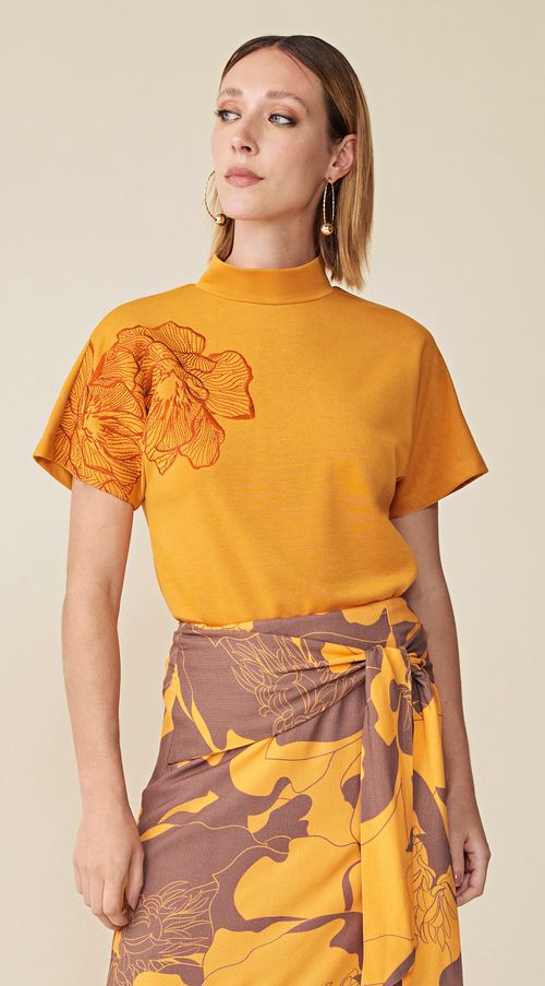 T-Shirt Maria.Valentina Gola Alta Bordado Industrial Laranja