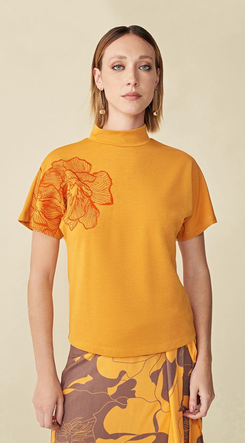 T-Shirt Maria.Valentina Gola Alta Bordado Industrial Laranja