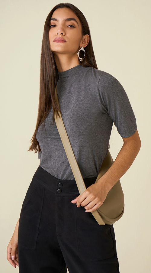 T-Shirt Maria.Valentina Gola Alta Básica Cinza
