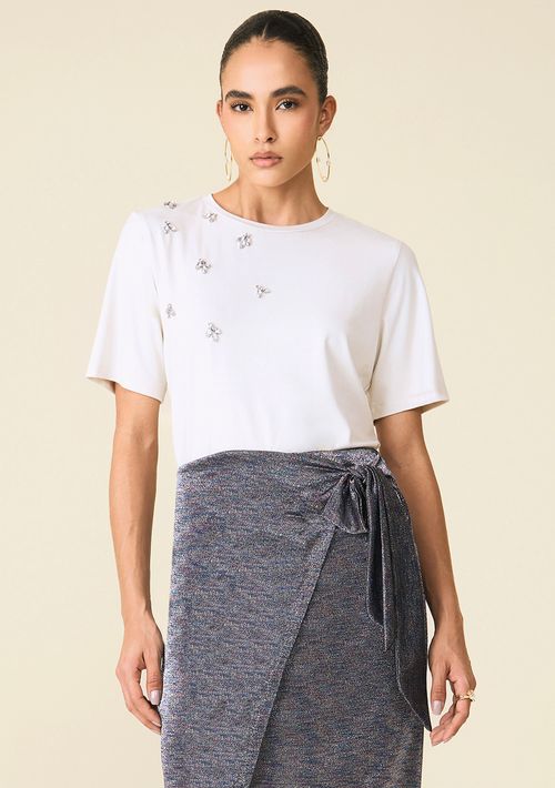 T-Shirt Maria.Valentina Decote Redondo Bordada Manual Cru