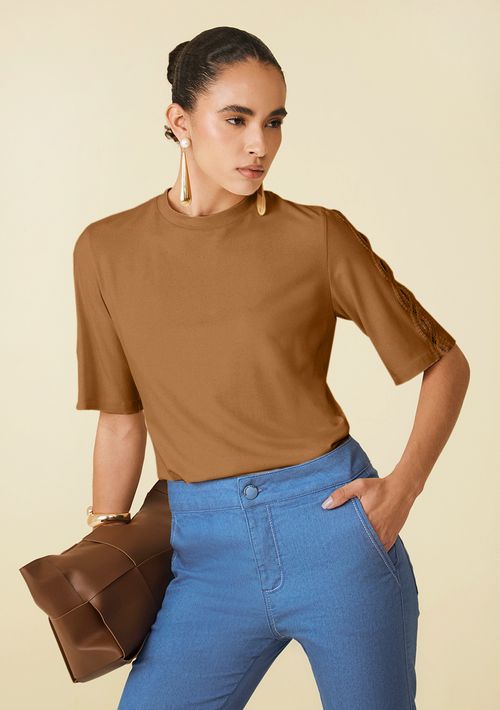 Blusa Maria.Valentina Decote Redondo Manga Curta Detalhe Renda Marrom